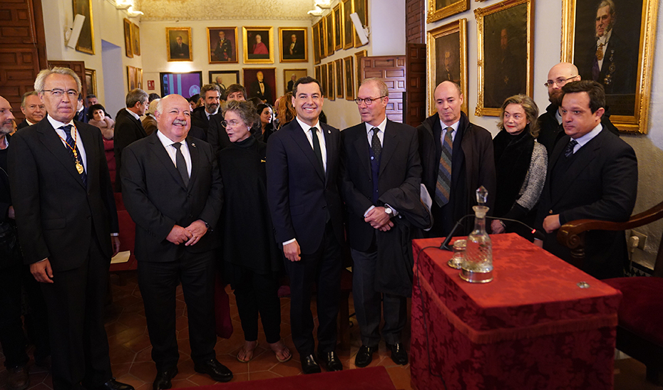 Moreno, acompañado de diversas personalidades asistentes al homenaje al exministro Clavero Arévalo.